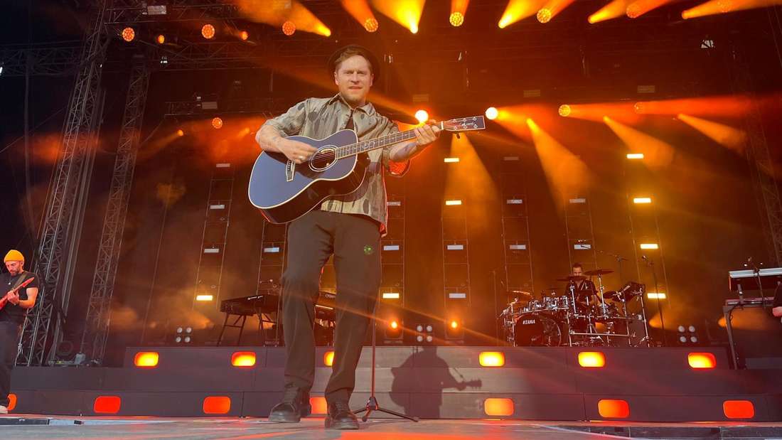 Johannes Oerding begann sein Konzert in Fulda auf dem Domplatz mit einem neuen Song - mit „Hier gehör ich hin“.