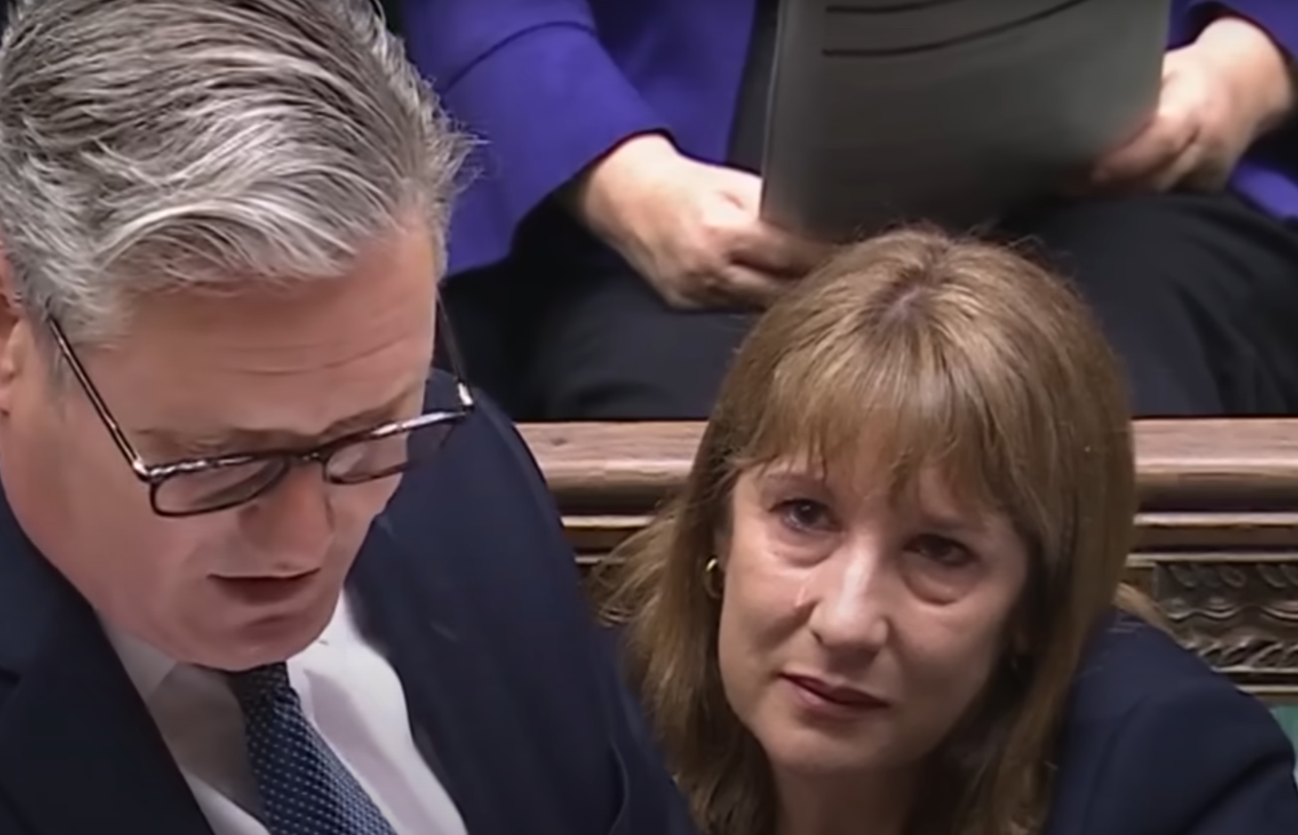 Britische Finanzministerin weint. Die Börse straft Land ab