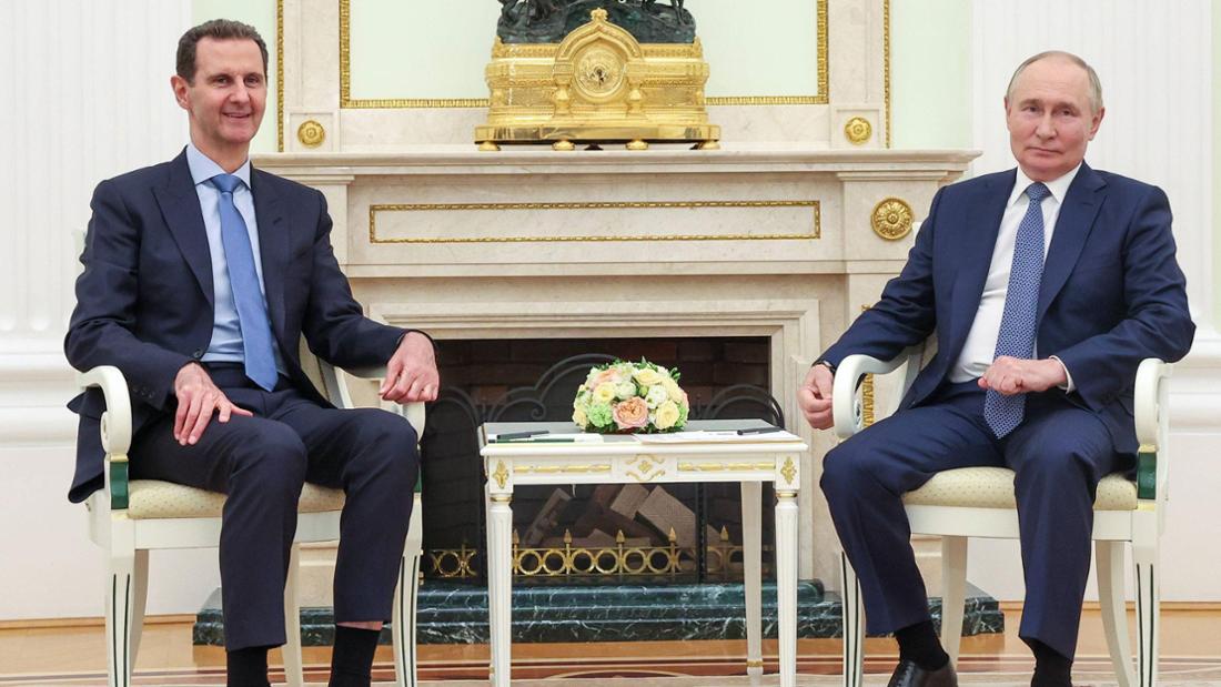 Baschar al-Assad (l.) und Wladimir Putin sitzen auf Stühlen