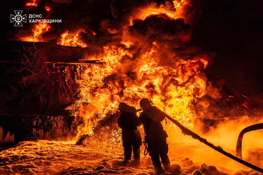 Feuerwehrleute versuchen einen Brand in Charkiw im Ukraine-Krieg nach einem russischen Drohnenangriff zu löschen.