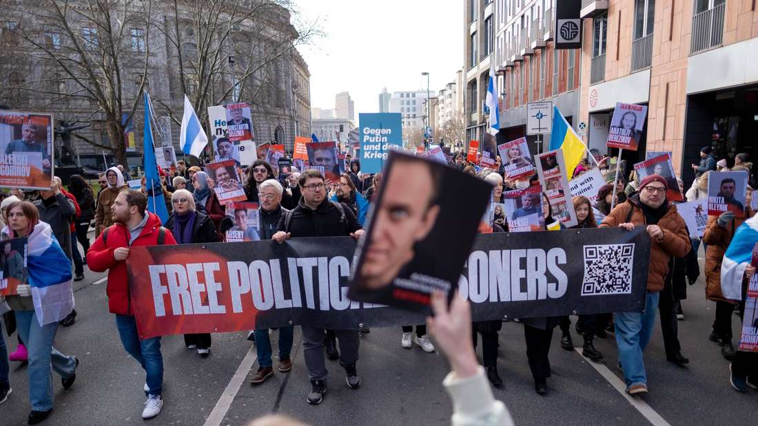 Russinnen und Russen protestieren in Berlin gegen Putins Krieg in der Ukraine.