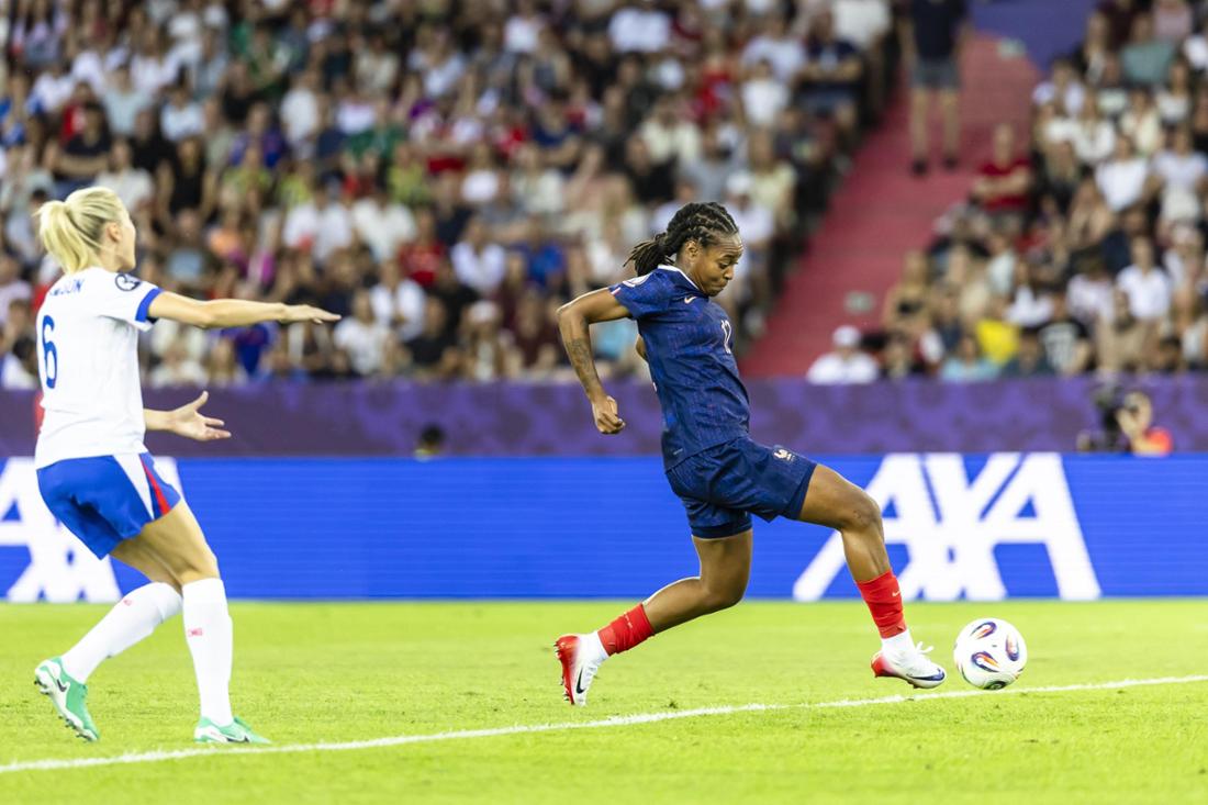epa12219002 France's Marie-Antoinette Katoto (R) scores the 1-0 goal as England's Leah Williamson looks on during the UEFA Women's EURO 2025 group stage soccer match between France and England in Zurich, Switzerland, 05 July 2025.  EPA/MICHAEL BUHOLZER EDITORIAL USE ONLY