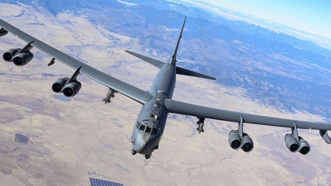 Ein B-52 Stratofortress-Bomber fliegt eine Kurve in der Luft.