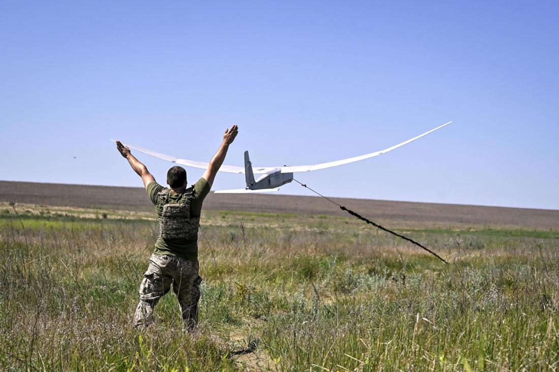 Ein Luftaufklärer der 148. Artilleriebrigade der ukrainischen Luftstreitkräfte startet eine Drohne in der Region Donezk.