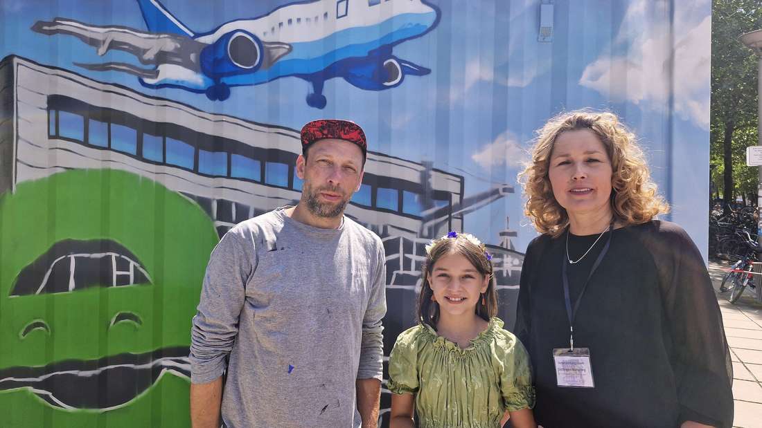 Aktion Graffiti-Walk in Göttingen - Übersee-Container wurden an zwei Tagen besprayt, sie stehen ab Mittwoch, 9. Juli, an verschiedenen Orten in der Innenstadt. Von links Künstler Marc Stania, Mini-Gänseliesel Ava und Petra Aschenbach (Stadtmarketing). Foto: Felix Heipke