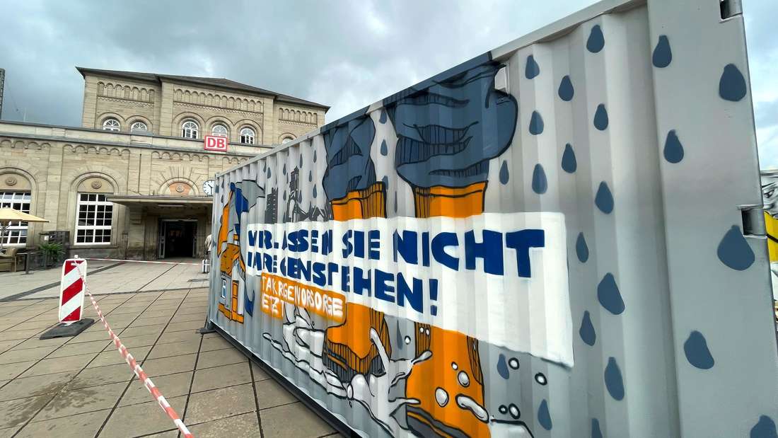 Aktion Graffiti-Walk in Göttingen - Übersee-Container wurden an zwei Tagen besprayt, sie stehen ab Mittwoch, 9. Juli, an verschiedenen Orten in der Innenstadt. Container auf dem Bahnhofsvorplatz. Foto: Thomas Kopietz
