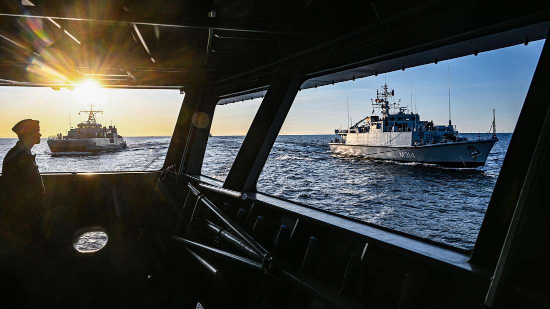 Drei Schiffe im Gegenlicht bei der Übung „Baltic Mine Countermeasures Squadron Exercise“ vor Kiel