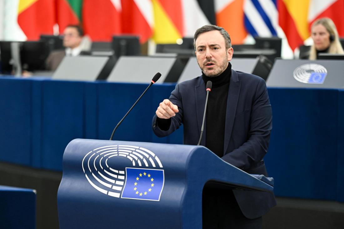 Sergey Lagodinsky steht am Rednerpult im EU-Parlament und spricht. 