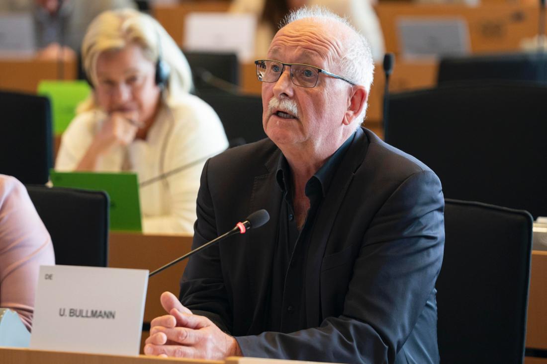 Udo Bullmann sitzt im EU-Parlament und redet. 