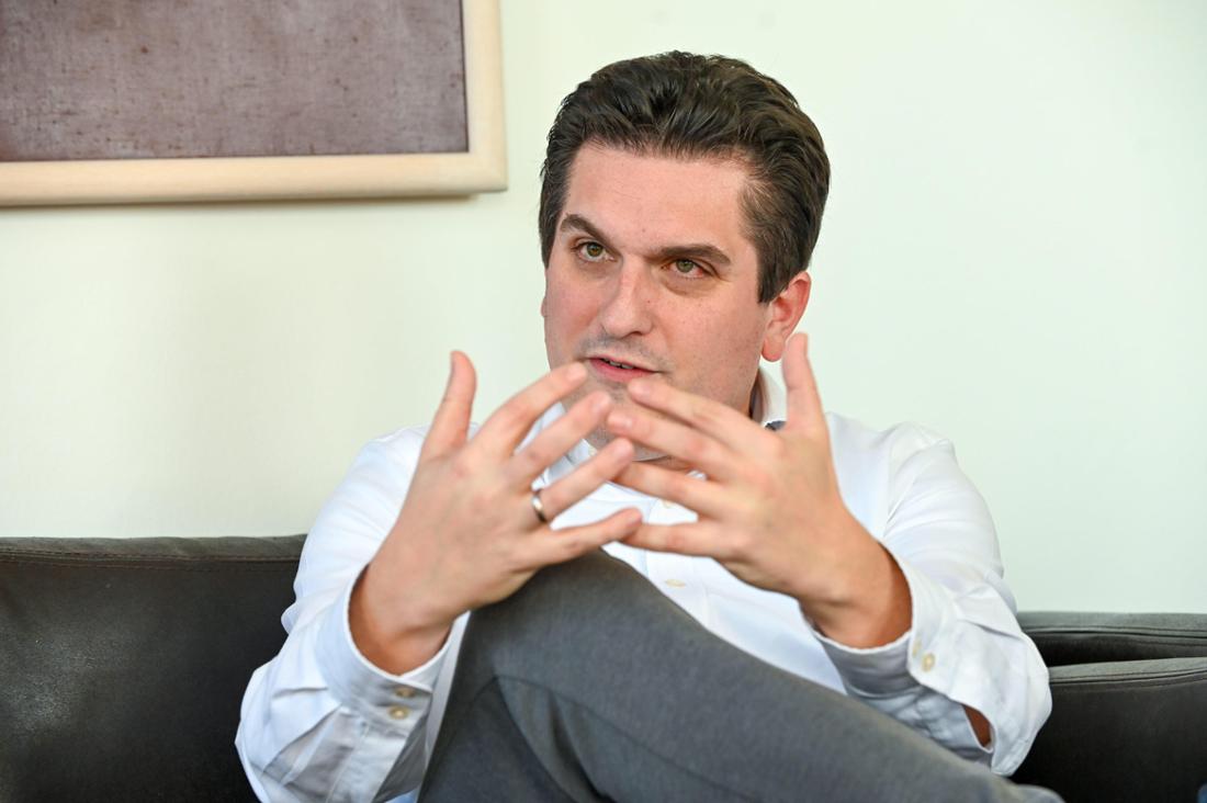Wiesbadens Kämmerer Hendrik Schmehl gestikuliert, während er seine Pläne erklärt.