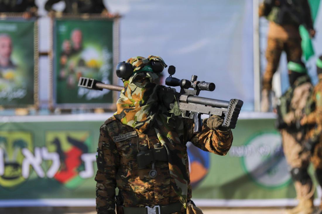 Ein Hamas-Kämpfer mit einer Waffe auf der Schulter. 