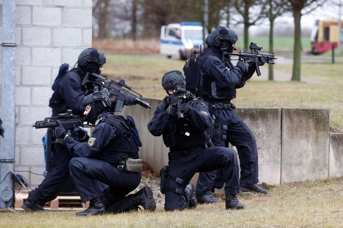 Spezialkräfte der Bundespolizei sind mit schweren Sturmgewehren und Maschinenpistolen ausgestattet. (Archivfoto)