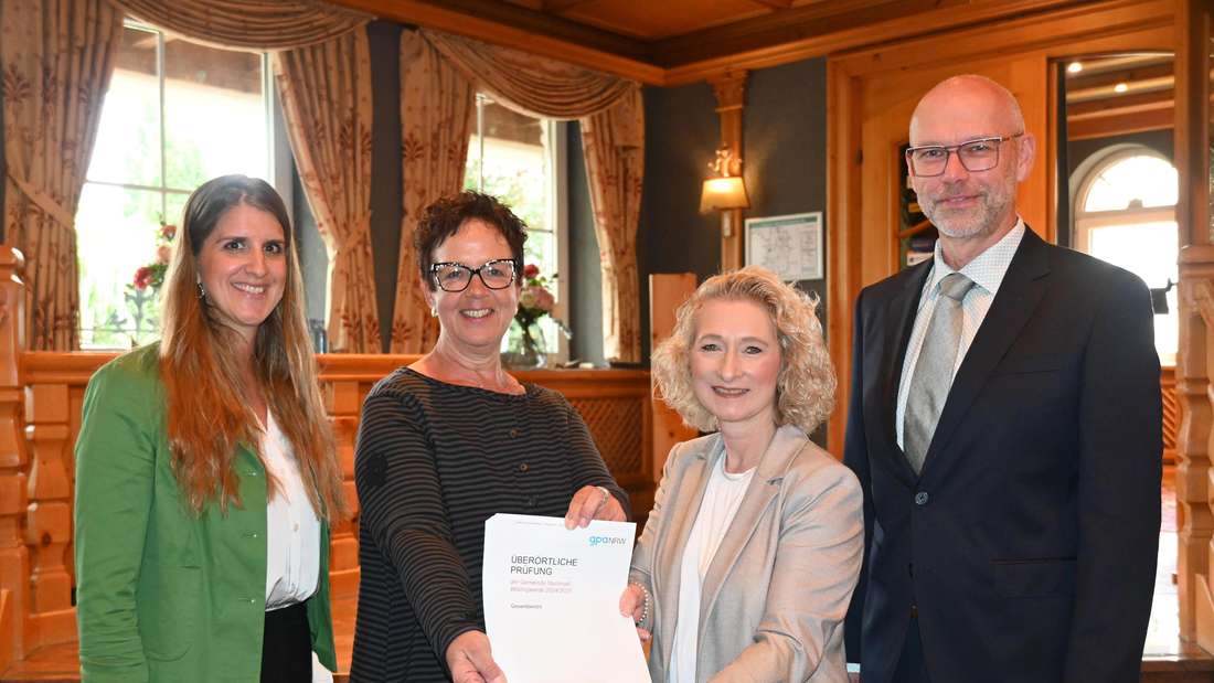 Friederike Becker-Walschus (links) überreichte mit ihren Kollegen Simone Kaspar und Holger Pohl den Prüfbericht der Gemeindeprüfungsanstalt (GPA) an Bürgermeisterin Birgit Tupat (2.v.l.)
