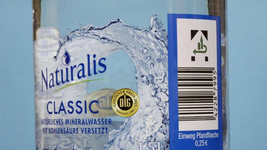 Nahaufnahme einer Pfandflasche der Marke Naturalis.