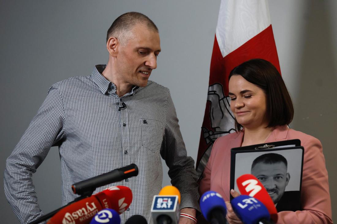 Swetlana Tichanowskaja und ihr Ehemann Sergej Tichanowski nach dessen Freilassung bei einer Pressekonferenz in Vilnius.