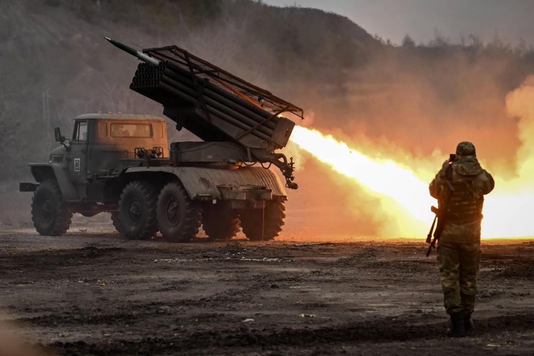 Ukrainische Partisanen haben einen russischen ‚Grad‘-Raketenwerfer ins Visier genommen. 