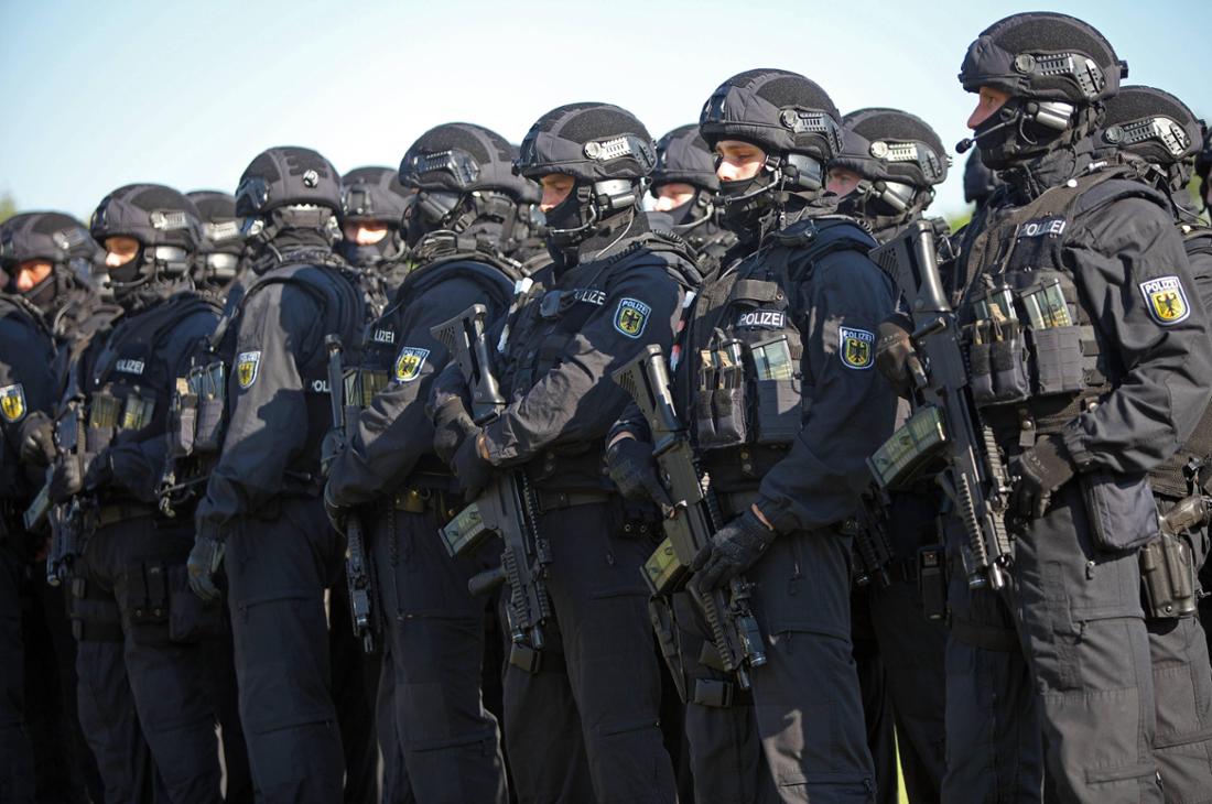 Beamte der Bundespolizei-Spezialeinheit BFE+ mit schweren Waffen. (Archivfoto)