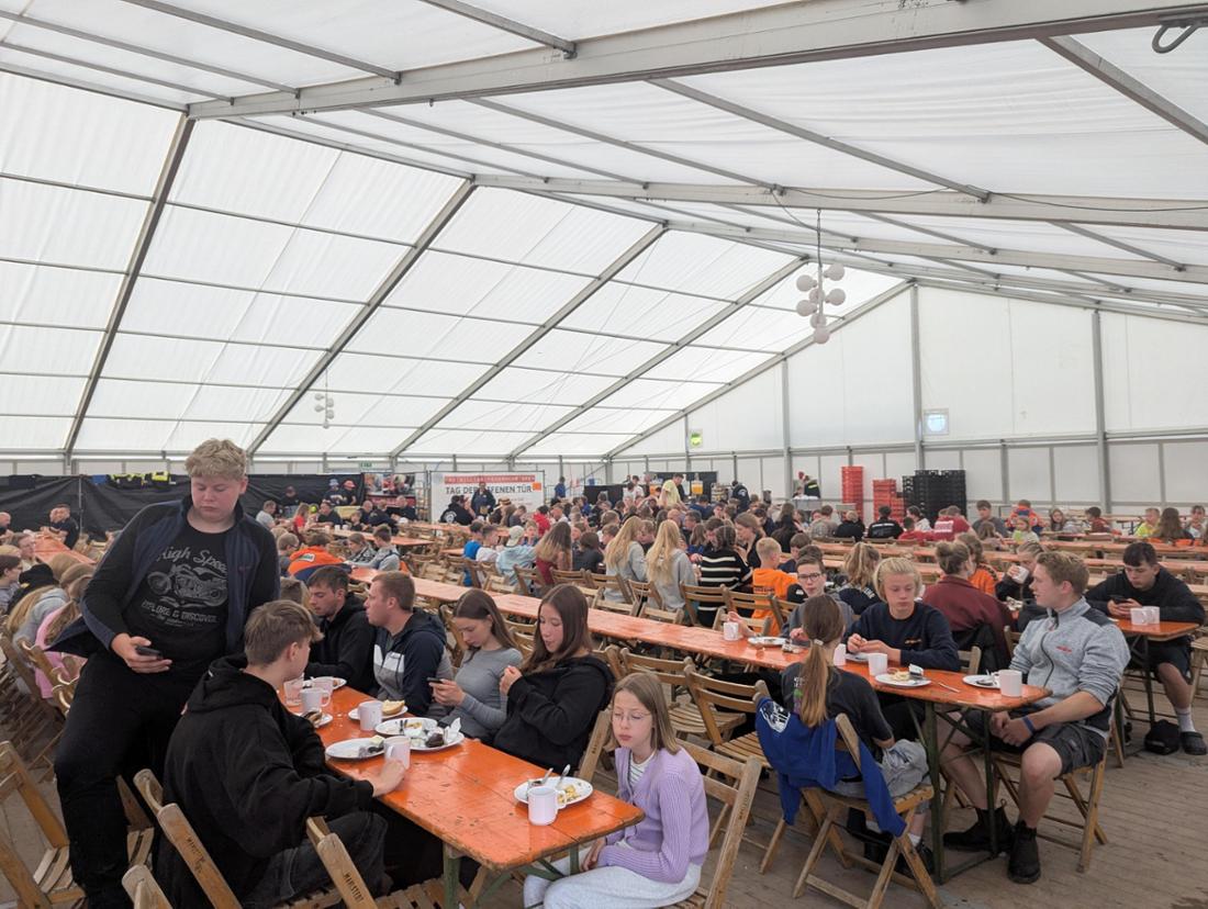 Im Verpflegungszelt: Für die Gruppen gelten festgelegte Essenszeiten.