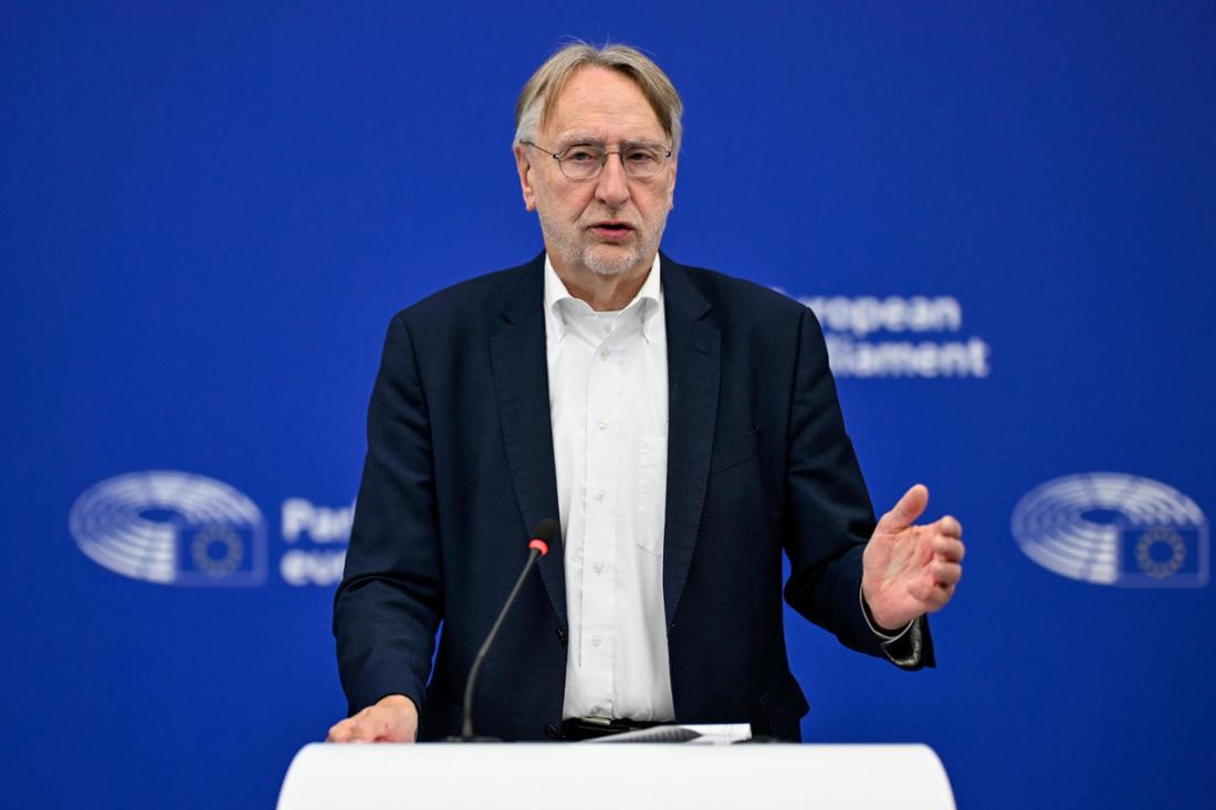 Bernd Lange spricht an einem Rednerpult. 