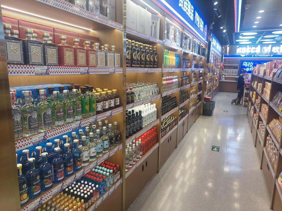 Alkohol und Süßigkeiten in einem russischen Supermarkt in Peking