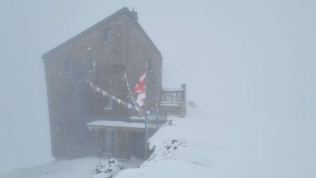 Eingeschneit: Das Hannoverhaus liegt auf 2565 Metern Höhe in Kärnten. 