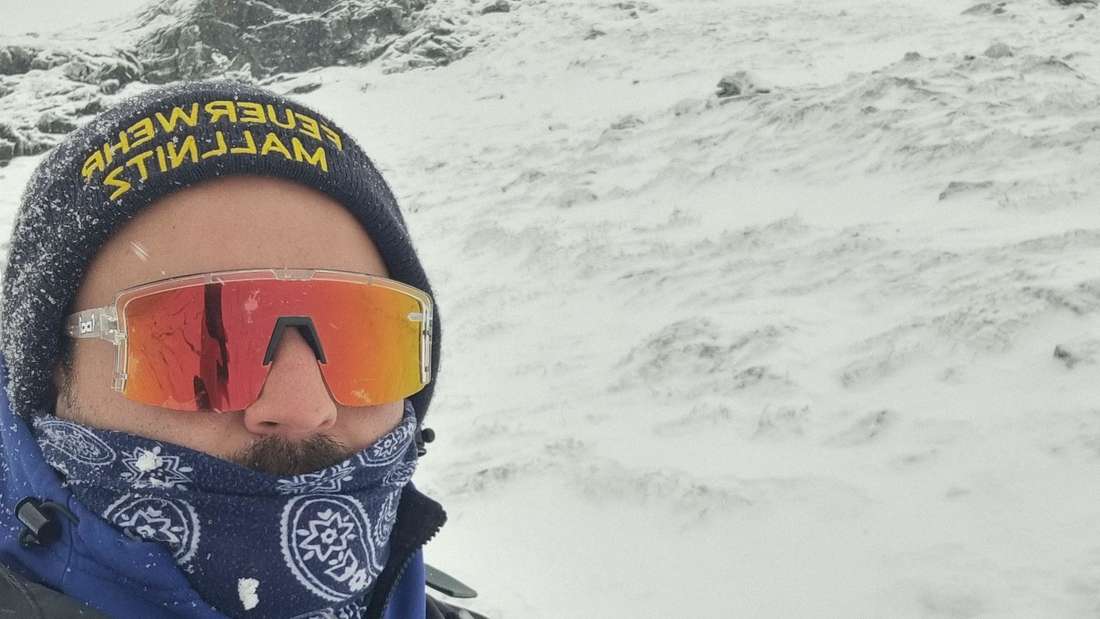 Dick eingepackt: Hüttenwirt Niklas Meibert aus Kassel in einer alpinen Winterlandschaft - mitten im Sommer.