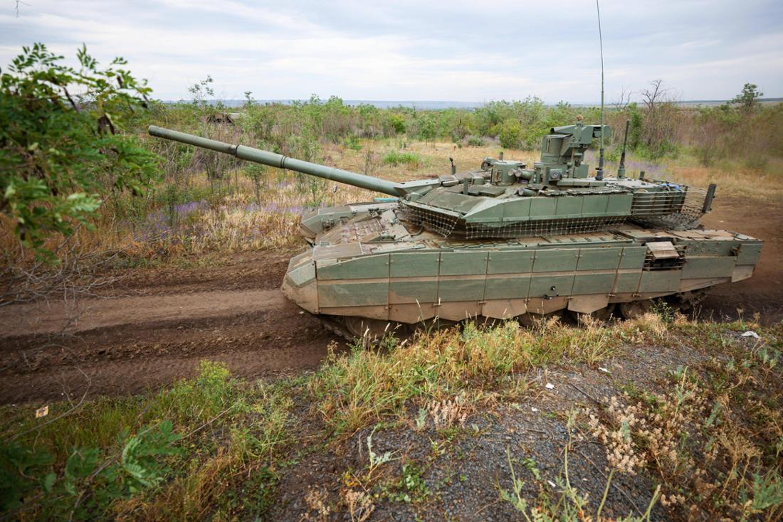 Juni 2025: Ein russischer Kampfpanzer T-90M Proryv fährt im Ukraine-Krieg durch die Region Luhansk.