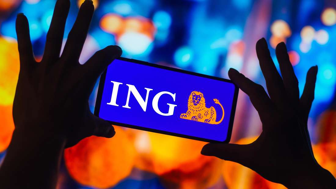 Das Logo der ING Bank auf einem Handy.