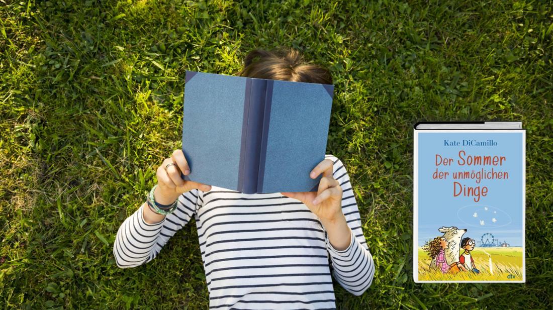 Ein Mädchen liest ein Buch im Garten und das Cover zu „Der Sommer der unmöglichen Dinge“ von Kate DiCamillo (Montage): Lesetipps als PDF herunterladen!