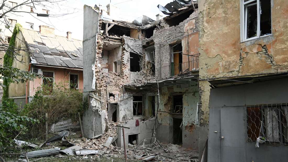 Dieses Foto zeigt ein beschädigtes Wohngebäude nach russischen Drohnen- und Raketenangriffen in der westukrainischen Stadt Lviv