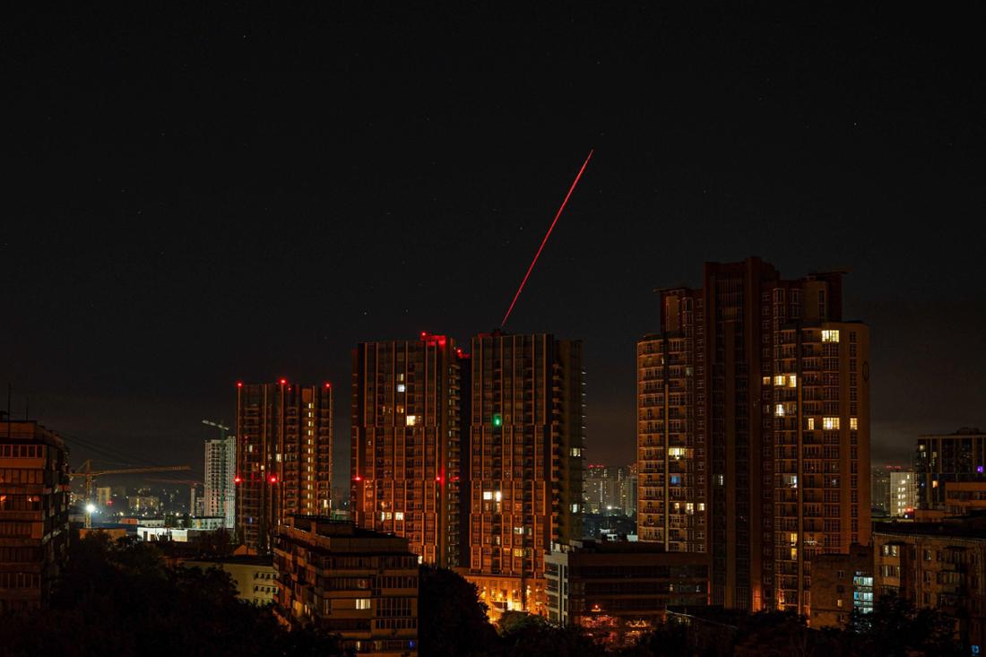 Die ukrainische Luftabwehr ist während eines russischen Nachtangriffs auf Kiew, Ukraine, am frühen Morgen des 17. Juni 2025 inmitten der russischen Invasion in der Ukraine am Himmel zu sehen. 