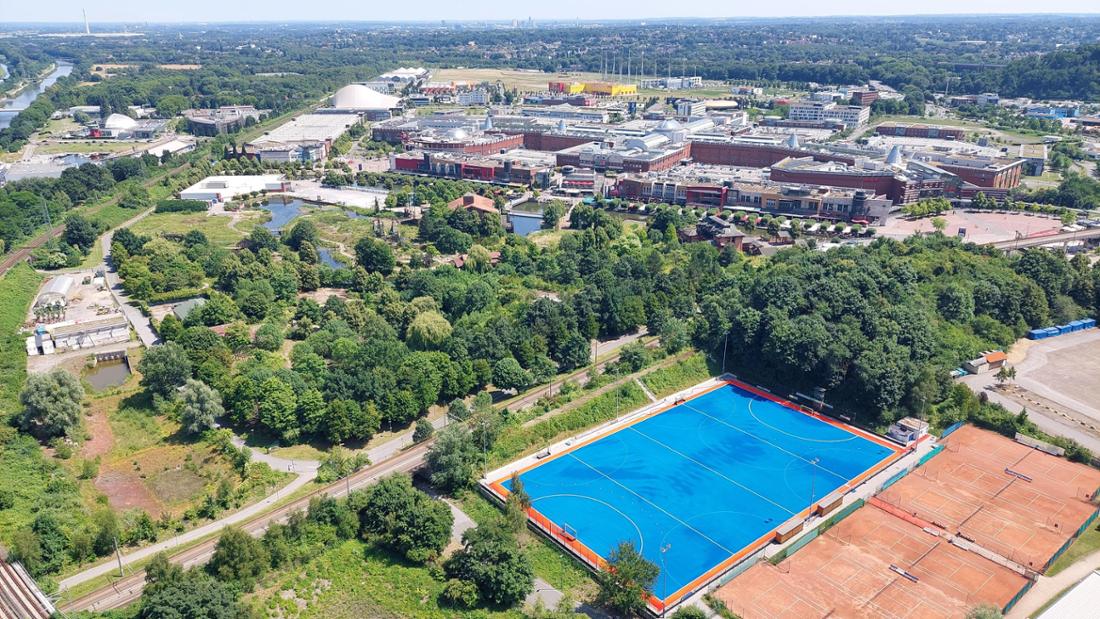 Direkt am Centro Oberhausen soll 2026 das erste Karls Erlebnisdorf eröffnen. So sah das Gelände Ende Juni 2025 aus. 