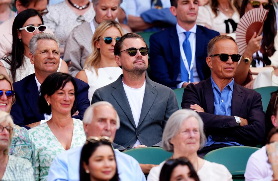 Leonardo DiCaprio vor Lara Gut-Behrami auf der Wimbledon-Tribüne.