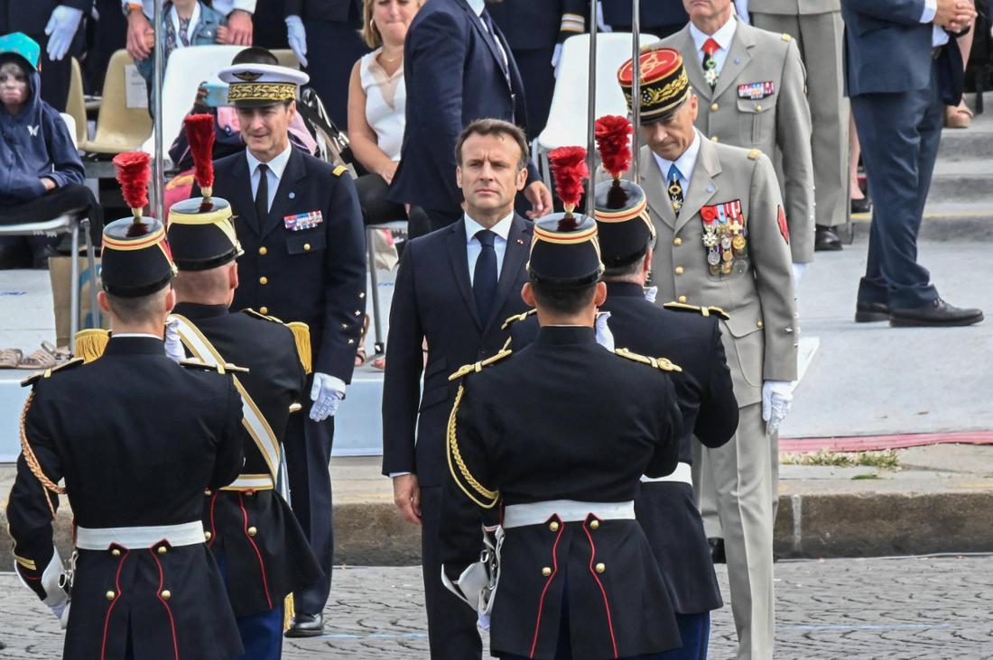 Der französische Staatspräsident Emmanuel Macron (Mi.) beim Nationalfeiertag 2023 in Paris.