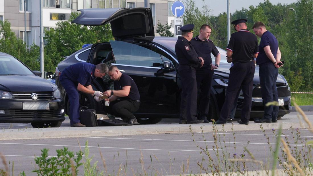 Ermittler an einem Auto