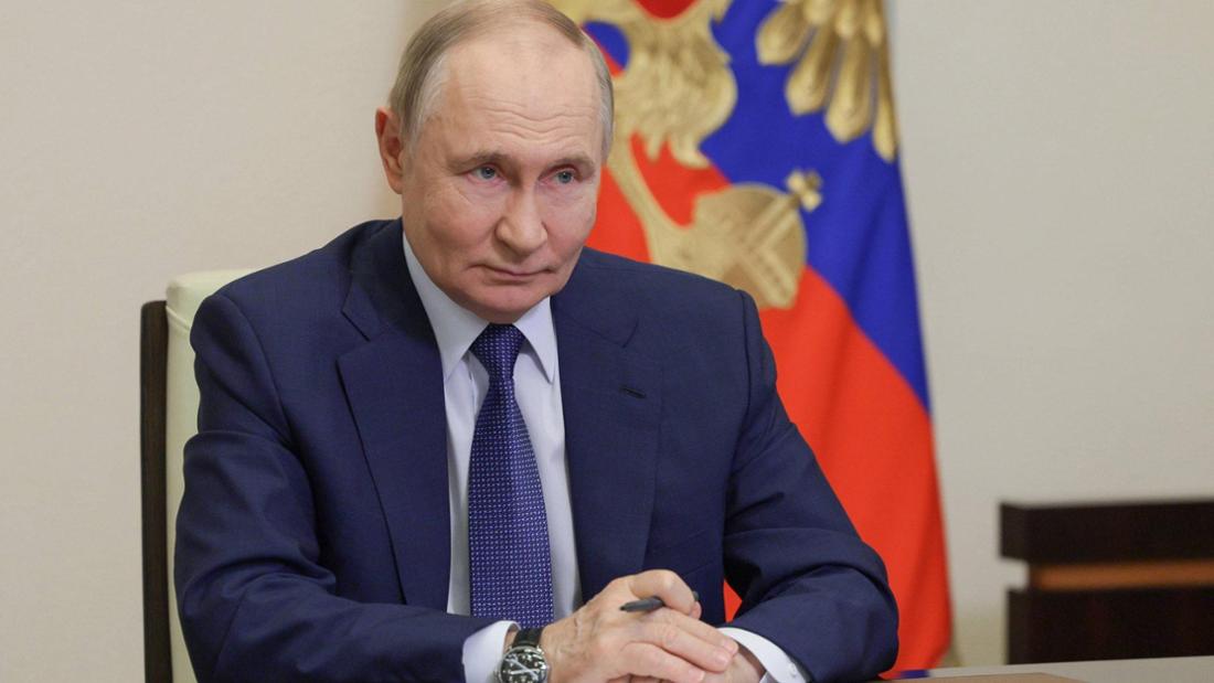 Wladimir Putin sitzt an seinem Tisch
