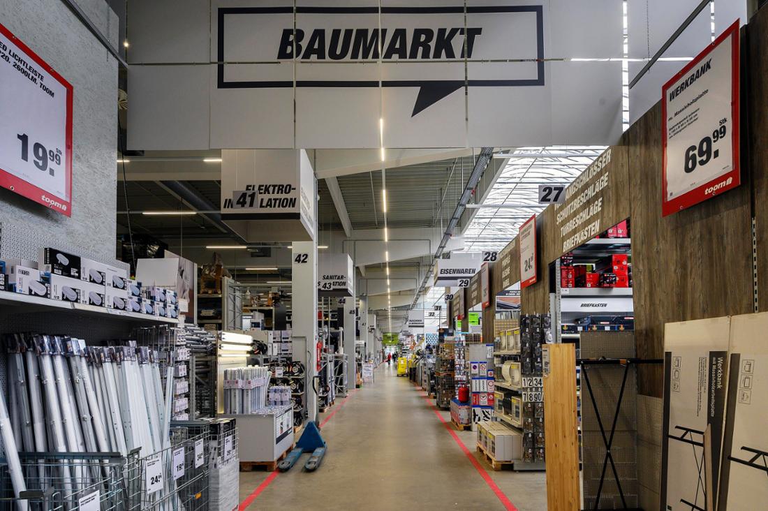 Abteile mit Regalen im Baumarkt