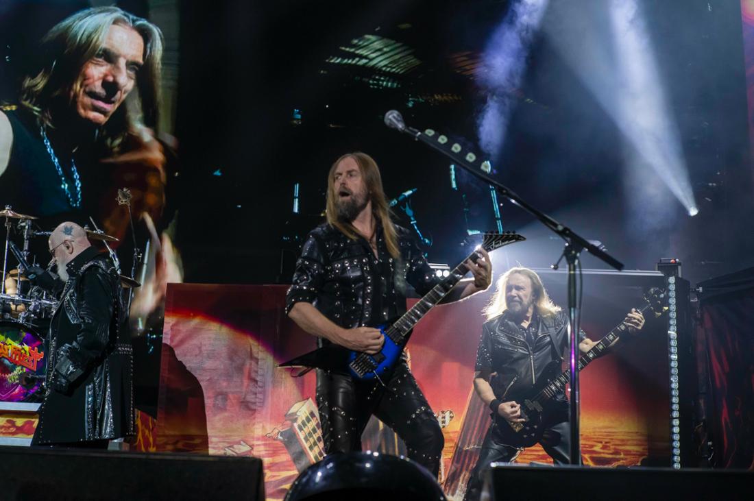 Volles Rohr: Bassist Ian Hill und Gitarrist Glenn Tipton. Links auf der Leinwand: Drummer Scott Travis von Judas Priest in der Münchner Olympiahalle.