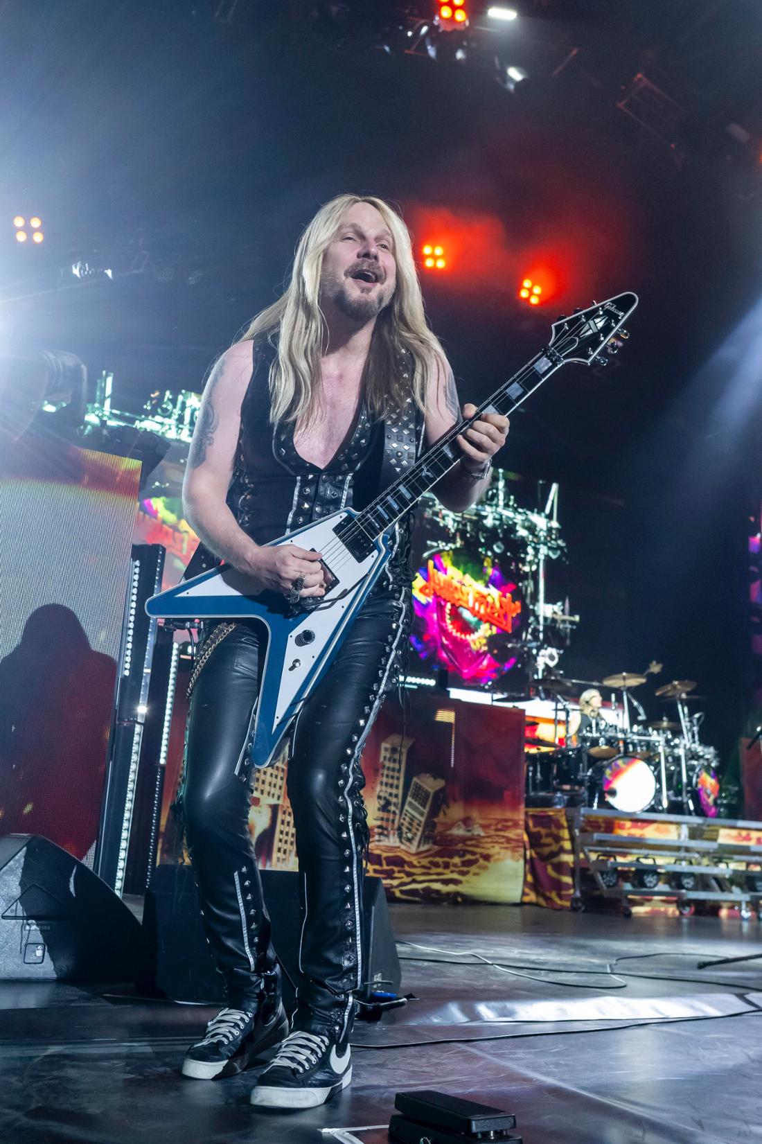Flinke Finger: Gitarrist Richie Faulkner von Judas Priest in der Münchner Olympiahalle