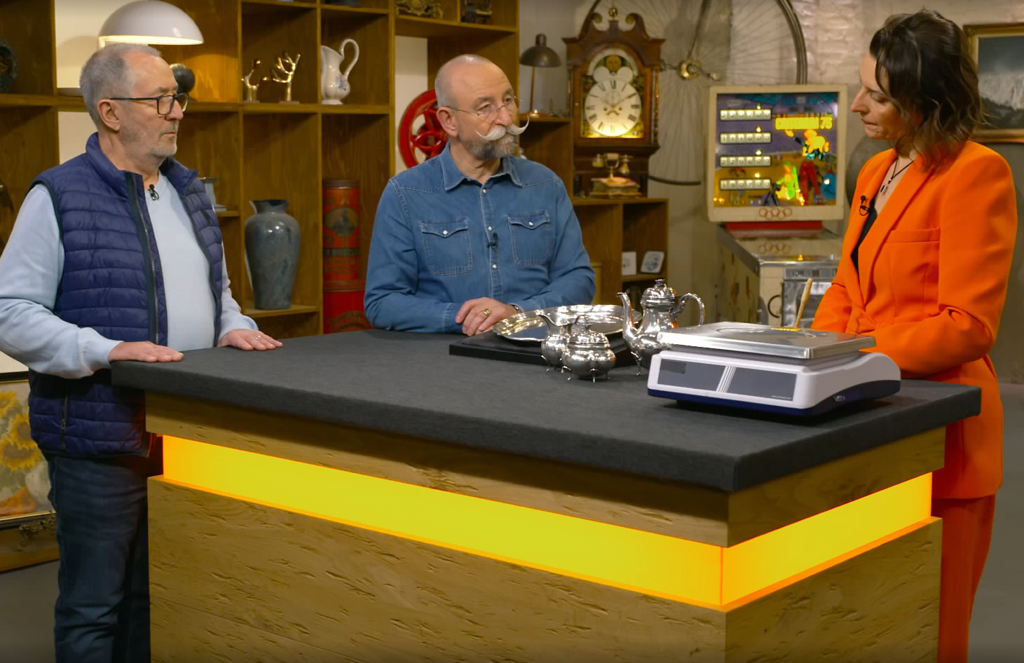 Das antike Teeservice hält eine Überraschung für Verkäufer Jean-Marc (links) bereit - und keine schöne.