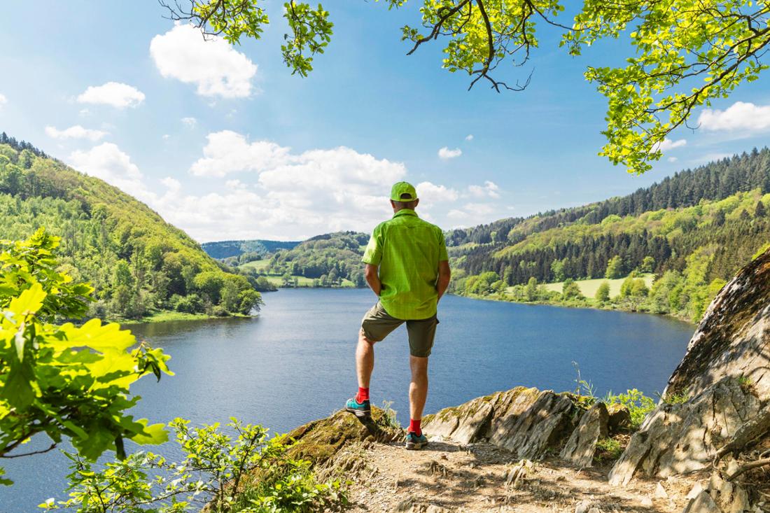 Ein Mann blickt auf den Obersee im Eifel Nationalpark, Nordrhein-Westfalen.