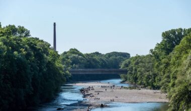 Duo gerät in Bayern in Wasserkraftwerk-Strömung: Mann muss gerettet werden