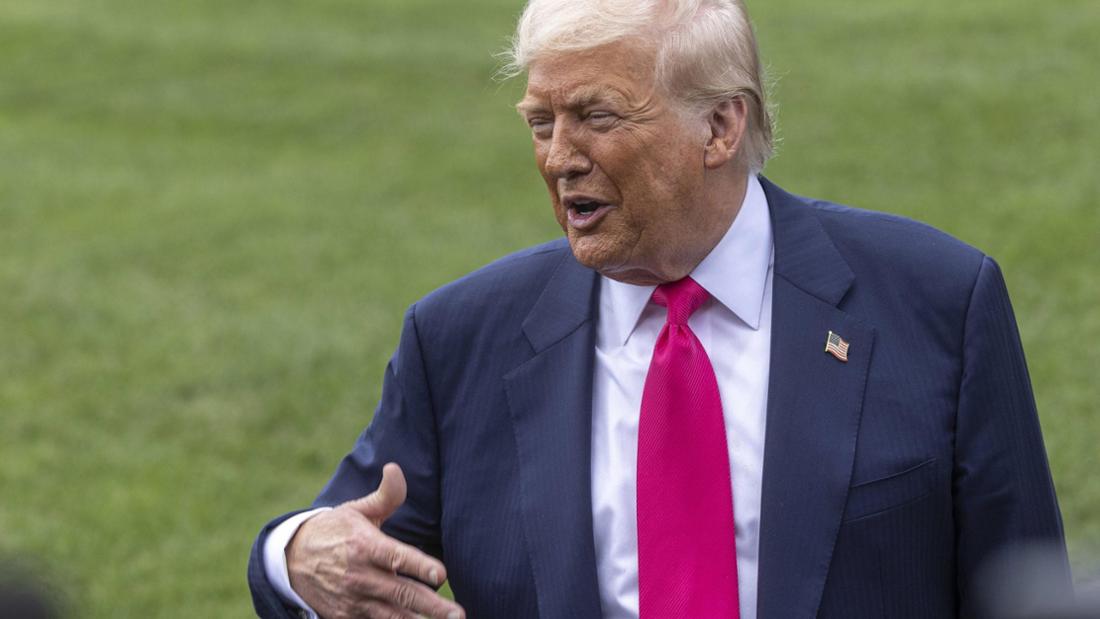 Donald Trump spricht und gestikuliert