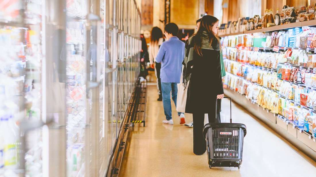Kunden kaufen in einem Supermarkt ein