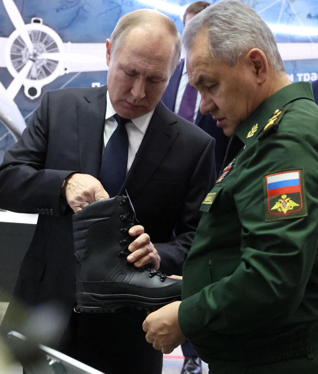 Der russische Präsident Wladimir Putin (links) und Verteidigungsminister Sergei Schoigu (rechts) begutachten 2022 ausgestellte Militäruniformen.