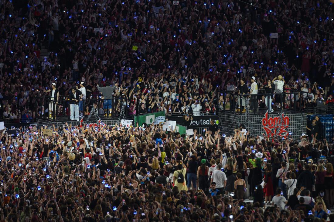 Ein Highlight war der Wagen, mit dem Stray Kids auf einer Art Hebebühne eine Runde fuhr und so auch den weiter entfernten Fans im Frankfurter Waldstadion sehr nahe kam.