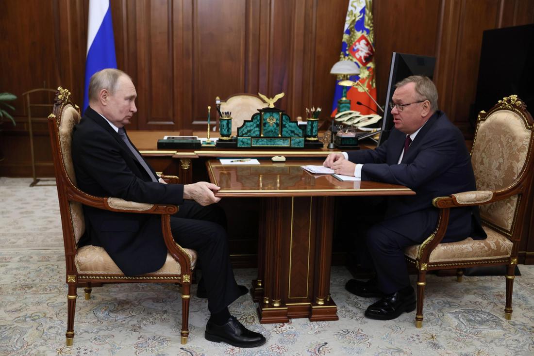 
Der russische Präsident Wladimir Putin bei einem Treffen mit dem Vorsitzenden der Staatsbank VTB, Adnrey Kostin (Archivbild, 2023). 