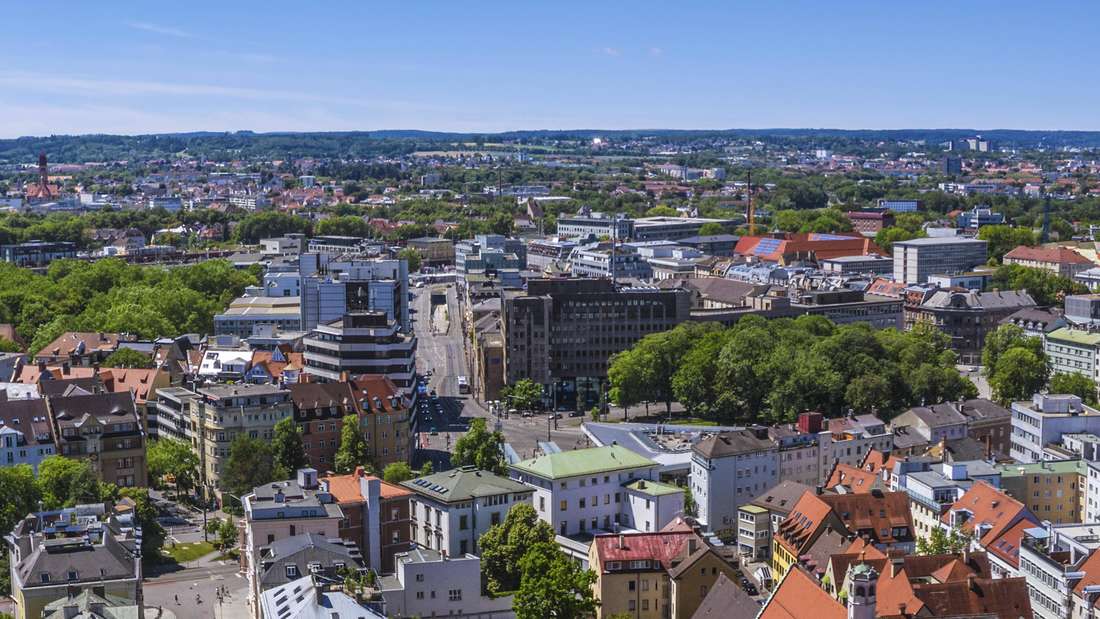 Königsplatz und Bahnhofsviertel Impressionen aus der Luft von Augsburgs Prachtstraße - die Maxstrasse in der Altstadt is 