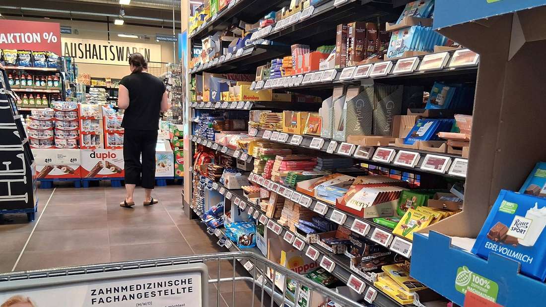 Süßwarenregal im Supermarkt