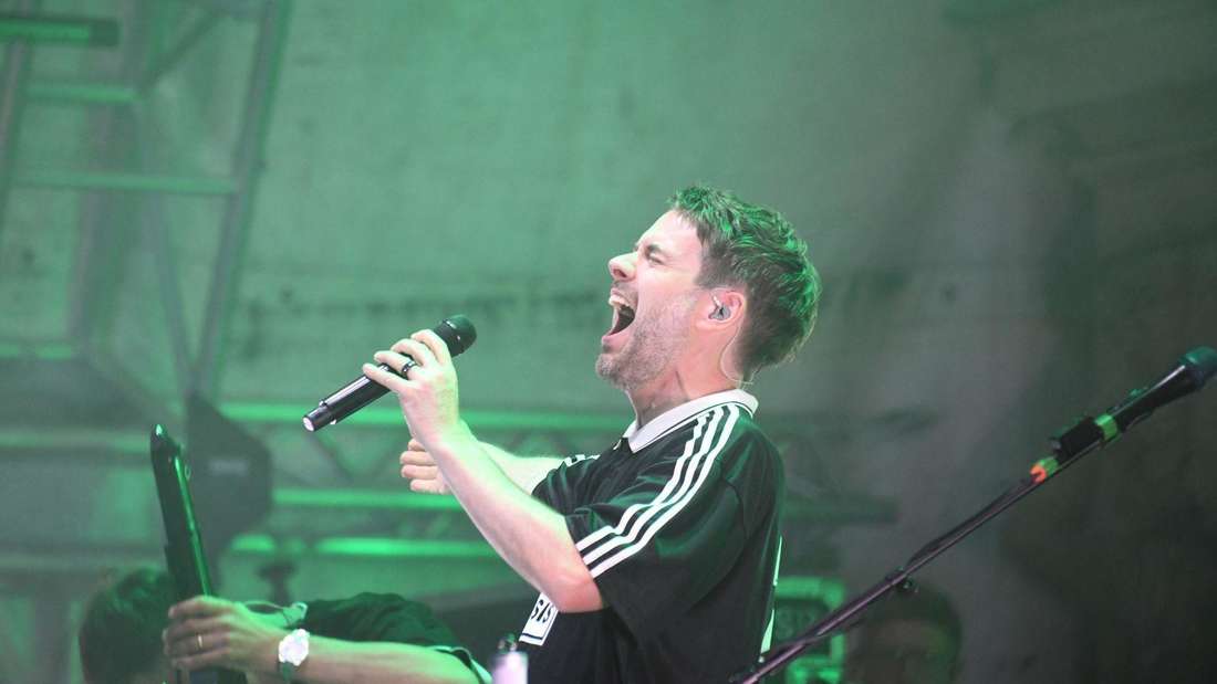 Johannes Strate, Sänger von Revolverheld, beim Auftritt im Park.